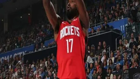 梅努退役告别直播：曼联粉丝T恤声援‘让他走’，梅努兄现场加油！